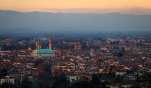Vicenza: perdita idrica in centro storico.